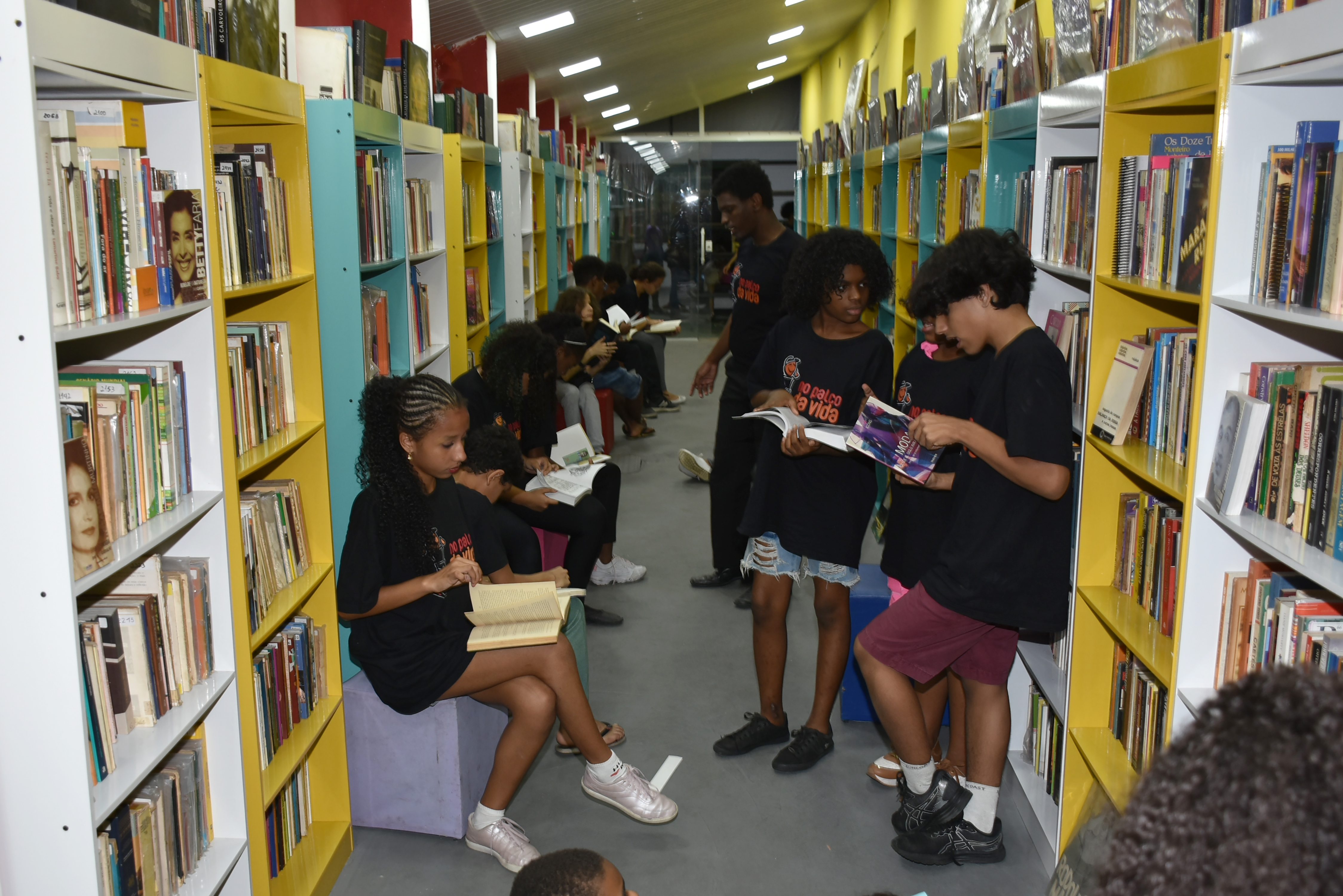 Atividades com alunos na biblioteca do palco da vida.JPG